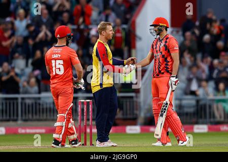 8th juillet 2022, Old Trafford, Manchester, Angleterre: Vitalité Blast T20 cricket, Lancashire versus Essex: Lancashire Lightning homme du match Steven Croft est félicité par Simon Harmer d'Essex Eagles après que son équipe a fait un croiser sept victoires crédit: Action plus Sports Images/Alamy Live News Banque D'Images