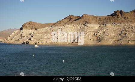 Lac Mead, États-Unis. 8th juillet 2022. Photo prise sur 5 juillet 2022 montre un groupe blanc de roches séchées autour du lac Mead près de la baie Echo au Nevada, aux États-Unis. Entourée d'une bande blanche de roches séchées, la chute considérable des niveaux d'eau est visible cette semaine au lac Mead, le plus grand réservoir des États-Unis, qui s'est rétréci au milieu d'une mégazone de deux décennies. Credit: Zeng hui/Xinhua/Alay Live News Banque D'Images