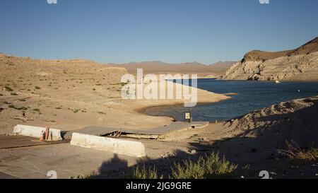 Lac Mead, États-Unis. 8th juillet 2022. La photo prise sur 5 juillet 2022 montre une vue sur le lac Mead qui rétrécit près de la baie Echo au Nevada, aux États-Unis. Entourée d'une bande blanche de roches séchées, la chute considérable des niveaux d'eau est visible cette semaine au lac Mead, le plus grand réservoir des États-Unis, qui s'est rétréci au milieu d'une mégazone de deux décennies. Credit: Zeng hui/Xinhua/Alay Live News Banque D'Images