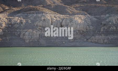 Lac Mead, États-Unis. 8th juillet 2022. Photo prise sur 5 juillet 2022 montre un groupe blanc de roches séchées autour du lac Mead près de la baie Echo au Nevada, aux États-Unis. Entourée d'une bande blanche de roches séchées, la chute considérable des niveaux d'eau est visible cette semaine au lac Mead, le plus grand réservoir des États-Unis, qui s'est rétréci au milieu d'une mégazone de deux décennies. Credit: Zeng hui/Xinhua/Alay Live News Banque D'Images