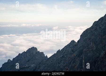 Crête des montagnes Rocheuses qui s'élève au-dessus des nuages au coucher du soleil, Slovaquie, Europe Banque D'Images