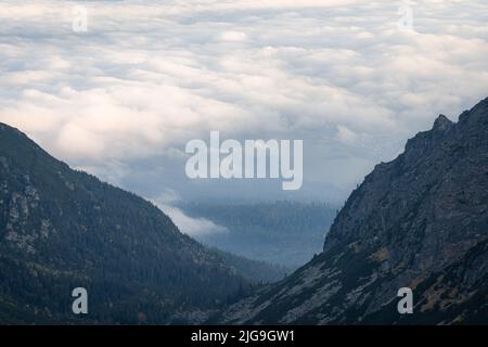 Vallée alpine entourée de nuages et entourée de montagnes, Slovaquie, Europe Banque D'Images