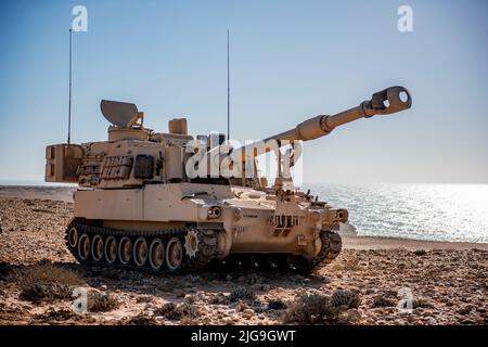 Soldat de la garde nationale de l'armée de l'Idaho SPC. Justin Binderson n'a jamais vu l'océan jusqu'à présent. Borderson, né et élevé en Idaho, a sauté sur l'occasion de voyager outre-mer sur le 18 juin 2022 au Maroc et de participer à l'exercice Lion africain 22. M. Bunderson est membre d'équipage de canon du bataillon 1st du Régiment d'artillerie de campagne 148th qui passe habituellement ses journées militaires à charger des munitions dans l'obusier M109A6 de la petite ville de Preston. Après s'être porté volontaire pour la formation au Maroc, il a passé ses journées de travail à charger des munitions dans la zone d'entraînement du désert du Sahara Nord près de l'oce Banque D'Images