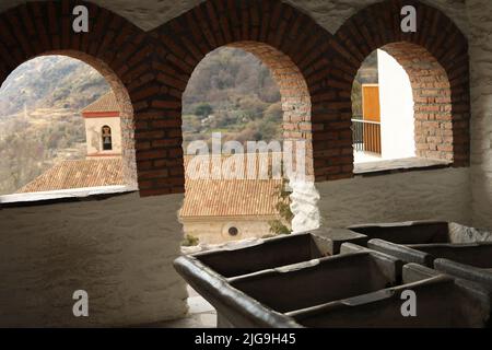 Blanchisserie à la main dans la place de pierre dans le point d'intérêt historique dans un petit village dans les montagnes en Andalousie Espagne Banque D'Images