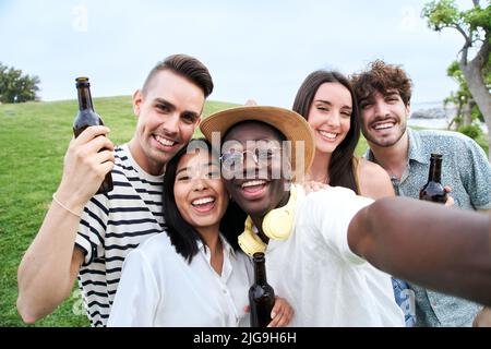 Groupe de cinq jeunes amis joyeux prenant le portrait de selfie. Des gens heureux qui regardent l'appareil photo souriant. Concept de communauté, de mode de vie des jeunes et Banque D'Images