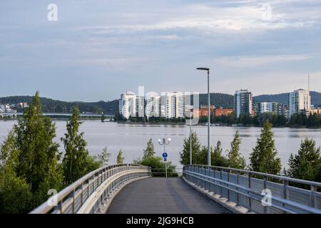 Bâtiments résidentiels modernes sur les propriétés de bord de mer à Jyväskylä, Finlande Banque D'Images