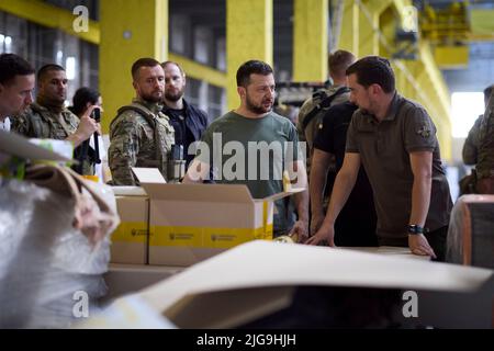 Dnipro, Ukraine. 08th juillet 2022. Le président ukrainien Volodymyr Zelenskyy visite un centre de distribution de l'aide humanitaire à l'hôpital de Mechnikov, à 8 juillet 2022, à Dnipropetrovsk, en Ukraine. Credit: Présidence de l'Ukraine/Bureau de presse présidentiel ukrainien/Alamy Live News Banque D'Images