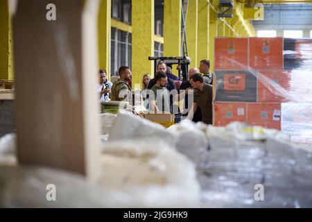 Dnipro, Ukraine. 08th juillet 2022. Le président ukrainien Volodymyr Zelenskyy visite un centre de distribution de l'aide humanitaire à l'hôpital de Mechnikov, à 8 juillet 2022, à Dnipropetrovsk, en Ukraine. Credit: Présidence de l'Ukraine/Bureau de presse présidentiel ukrainien/Alamy Live News Banque D'Images