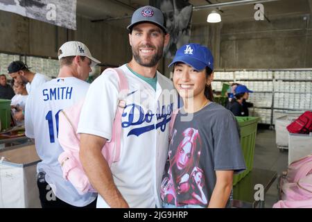 Chris Taylor, infidieux des Dodgers de Los Angeles, et Mary, fiancée, posent au projet d'initiative Dodgers Foundation et MLB All-Star Legacy, vendredi 8 juillet 2022, à Los Angeles. Banque D'Images