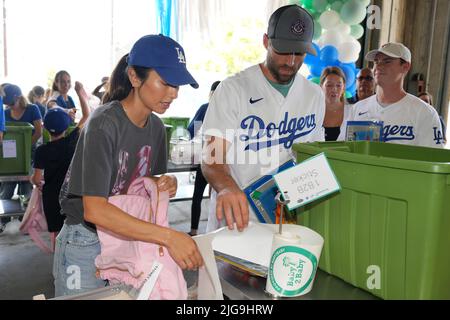 Chris Taylor, l'infidieur des Dodgers de Los Angeles, et Mary Keller, fiancée, assemblent des kits essentiels Baby2Baby, qui comprennent des articles d'hygiène, du savon et des fournitures d'EPI, dans le cadre du projet d'initiative The Dodgers Foundation et MLB All-Star Legacy, vendredi 8 juillet 2022, à Los Angeles. Banque D'Images