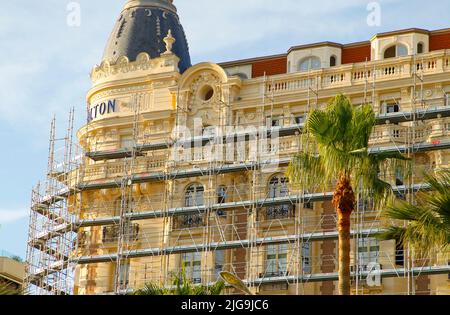 Cannes, France - 08 juillet 2022 : travaux de rénovation à l'InterContinental Carlton Cannes, un hôtel IHG. Croisette, Plage, Voyage, vacances. Mandoga Media Allemagne Banque D'Images