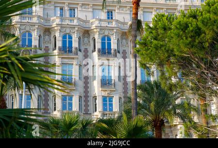 Cannes, France - 08 juillet 2022 : travaux de rénovation à l'InterContinental Carlton Cannes, un hôtel IHG. Croisette, Plage, Voyage, vacances. Mandoga Media Allemagne Banque D'Images