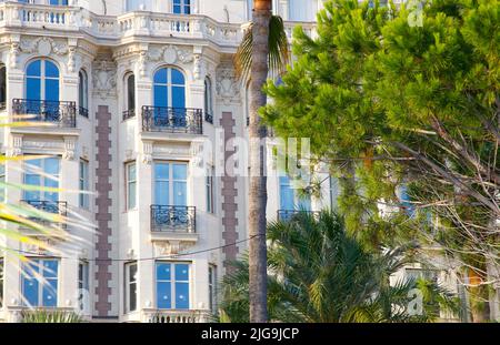 Cannes, France - 08 juillet 2022 : travaux de rénovation à l'InterContinental Carlton Cannes, un hôtel IHG. Croisette, Plage, Voyage, vacances. Mandoga Media Allemagne Banque D'Images