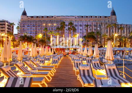 Cannes, France - 08 juillet 2022 : Club de plage Carlton à l'InterContinental Carlton Cannes, un hôtel IHG. Croisette, Plage, Voyage, vacances. Mandoga Media Allemagne Banque D'Images