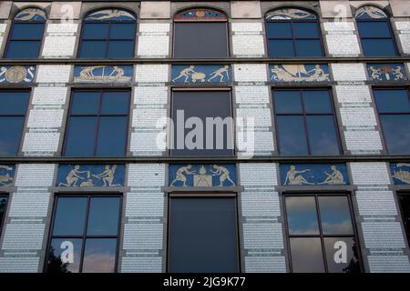 Panneaux carrelés sur une façade de bâtiment Art nouveau, partie du Wereldmuseum Willemskade 23, Rotterdam, pays-Bas Banque D'Images