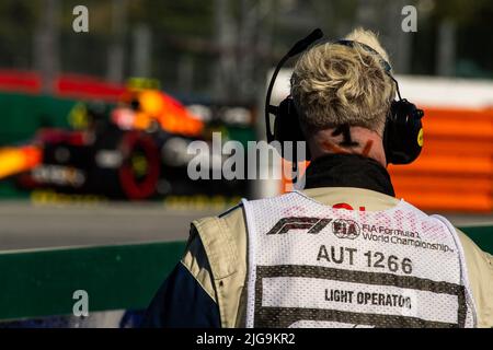 Spielberg, Autriche, 08th juillet 2022, Un maréchal qui domine l'action comme Sergio Perez, du Mexique, participe à Red Bull Racing. Qualification, partie 11 de Banque D'Images