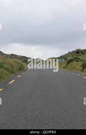 Route étroite et sinueuse sur l'île de Valentia, comté de Kerry, Irlande Banque D'Images