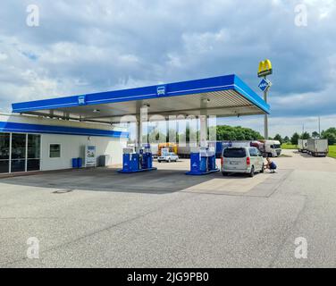 Kiel, Allemagne - 07. Juillet 2022 : logo et prix du carburant d'ARAL en Allemagne. Aral est une marque de carburants automobiles et de stations-service Banque D'Images