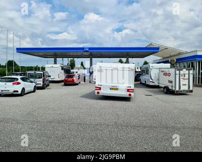 Kiel, Allemagne - 07. Juillet 2022 : logo et prix du carburant d'ARAL en Allemagne. Aral est une marque de carburants automobiles et de stations-service Banque D'Images