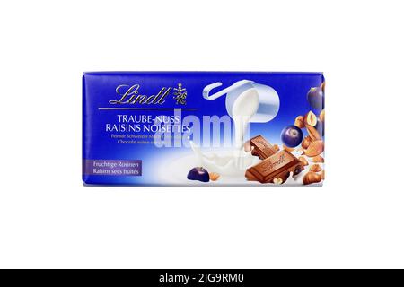 KHARKIV, UKRAINE - 18 DÉCEMBRE 2020 : chocolat Lindt sur fond blanc. Lindt et Spruengli AG est une société suisse de chocolatier et de confiserie, Kno Banque D'Images