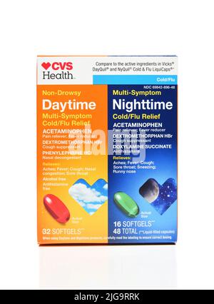 IRVINE, CALIFORNIE - 8 JUL 2022: Une boîte de CVS marque jour et nuit Multi-symptômes Cold relief Capsules. Banque D'Images