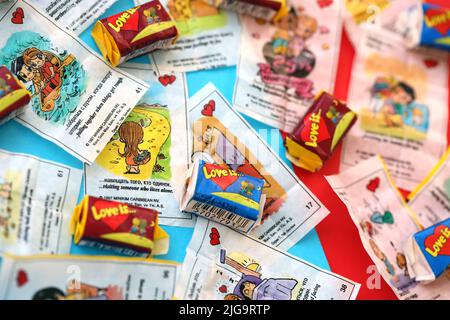 TERNOPIL, UKRAINE - 23 JUIN 2022: Love is - gomme à bulles turque de 1990s populaire dans la région russe. Différentes saveurs de l'amour est de mâcher de la gomme avec ligne Banque D'Images