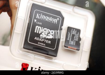 TERNOPIL, UKRAINE - 5 JUILLET 2022 : carte mémoire flash Kingston micro SD 32GB Canvas Select plus assemblée à Taïwan sous le Kingston Technology Corpor Banque D'Images