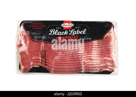 IRVINE, CALIFORNIE - 23 JUIN 2022 : un paquet de Bacon Hormel Black Label. Banque D'Images