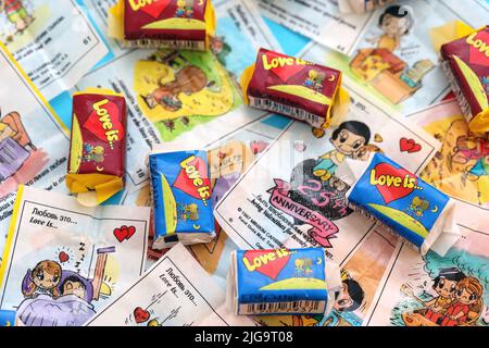 TERNOPIL, UKRAINE - 23 JUIN 2022: Love is - gomme à bulles turque de 1990s populaire dans la région russe. Différentes saveurs de l'amour est de mâcher de la gomme avec ligne Banque D'Images