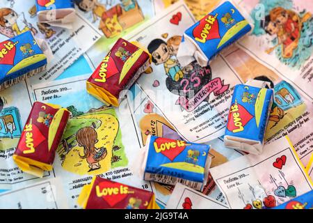 TERNOPIL, UKRAINE - 23 JUIN 2022: Love is - gomme à bulles turque de 1990s populaire dans la région russe. Différentes saveurs de l'amour est de mâcher de la gomme avec ligne Banque D'Images