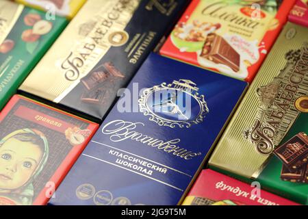 KHARKIV, UKRAINE - 27 JANVIER 2021 : bouquet de célèbres produits de chocolat russe - chocolat Babayevski, Vdokhnovenie et Alyonka. Vieux traditi russe Banque D'Images