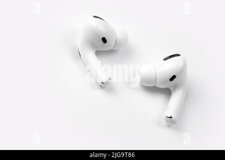 KHARKIV, UKRAINE - 27 JANVIER 2021 : Apple AirPods Pro sur fond blanc. Casque sans fil. Apple Inc. Est une société de technologie américaine headqu Banque D'Images