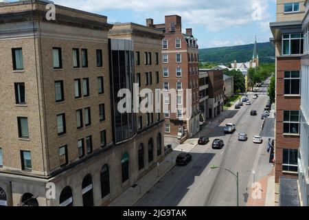 ITHACA, NEW YORK - 20 JUIN 2021 : vue sur la rue Seneca dans le centre-ville d'Ithaca., avec l'église Immacualte conception à l'extrémité Banque D'Images