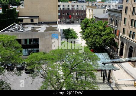 ITHACA, NEW YORK - 17 JUIN 2021: The Ithaca Commons une zone piétonne de 4 blocs avec boutiques de mode, restaurants et boutiques de cadeaux dans l'ancienne fash Banque D'Images