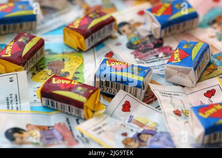 TERNOPIL, UKRAINE - 23 JUIN 2022: Love is - gomme à bulles turque de 1990s populaire dans la région russe. Différentes saveurs de l'amour est de mâcher de la gomme avec ligne Banque D'Images