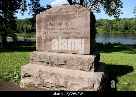 Pierre commémorative au site de 25 décembre 1776 Delaware Crossing, parc historique de Washington Crossing, PA, États-Unis Banque D'Images