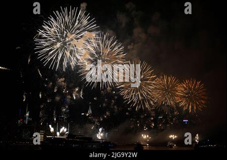 Le feu d'artifice du 4 juillet de Macy sur la rivière East, vu depuis le pont de Clipper City. 4 juillet 2022 Banque D'Images