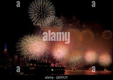 Le feu d'artifice du 4 juillet de Macy sur la rivière East, vu depuis le pont de Clipper City. 4 juillet 2022 Banque D'Images