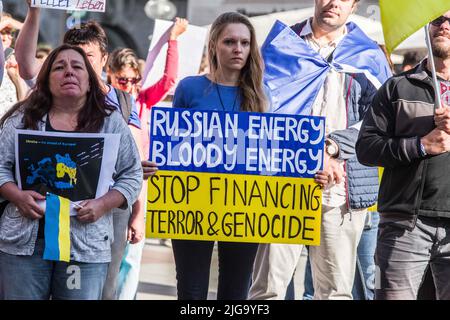 Munich, Bavière, Allemagne. 8th juillet 2022. Aujourd'hui, au cinquième mois de l'invasion complète de l'Ukraine, des réfugiés et des immigrants ukrainiens à Munich, l'Allemagne a démontré une action décisive de la Politik allemande pour soutenir la défense territoriale de l'Ukraine. Les manifestants ont averti que leur pays se battait contre l'invasion finale du reste de l'Europe avec la Moldavie, la Roumanie, les pays baltes et la Pologne dans le danger le plus immédiat tandis que les experts en sécurité voient les fronts dans l'Arctique et les Balkans comme possible. Crédit : ZUMA Press, Inc./Alay Live News Banque D'Images