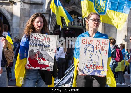 Munich, Bavière, Allemagne. 8th juillet 2022. Aujourd'hui, au cinquième mois de l'invasion complète de l'Ukraine, des réfugiés et des immigrants ukrainiens à Munich, l'Allemagne a démontré une action décisive de la Politik allemande pour soutenir la défense territoriale de l'Ukraine. Les manifestants ont averti que leur pays se battait contre l'invasion finale du reste de l'Europe avec la Moldavie, la Roumanie, les pays baltes et la Pologne dans le danger le plus immédiat tandis que les experts en sécurité voient les fronts dans l'Arctique et les Balkans comme possible. Crédit : ZUMA Press, Inc./Alay Live News Banque D'Images