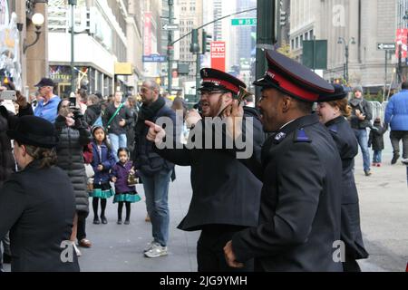 Des volontaires de l'Armée du Salut dansent sur 34th Street, NYC, USA Banque D'Images