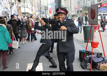 Des volontaires de l'Armée du Salut dansent sur 34th Street, NYC, USA Banque D'Images