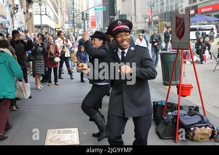 Des volontaires de l'Armée du Salut dansent sur 34th Street, NYC, USA Banque D'Images