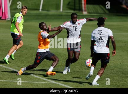 Munich, Allemagne. 8th juillet 2022. Sadio Mane (2nd L) du Bayern Munich et son coéquipier Dayot Upavecano (3rd L) assistent à une session d'entraînement pré-saison au terrain d'entraînement du club de football de Munich Bayern, rue Saebener, à Munich, en Allemagne, sur 8 juillet 2022. Credit: Philippe Ruiz/Xinhua/Alay Live News Banque D'Images