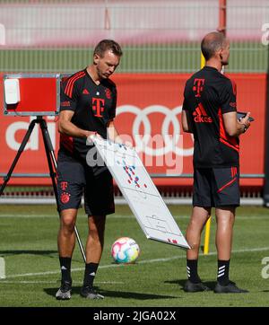 Munich, Allemagne. 8th juillet 2022. Julian Nagelsmann(L), entraîneur en chef du Bayern Munich, participe à une séance d'entraînement pré-saison au terrain d'entraînement du club de football de Bayern Munich, rue Saebener, à Munich, en Allemagne, sur 8 juillet 2022. Credit: Philippe Ruiz/Xinhua/Alay Live News Banque D'Images