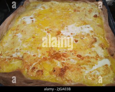 Flamiche de Dinant. Recette maison avec fromage, beurre, œufs, sel et poivre Banque D'Images