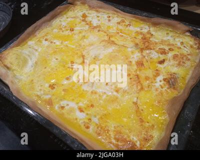 Flamiche de Dinant. Recette maison avec fromage, beurre, œufs, sel et poivre Banque D'Images