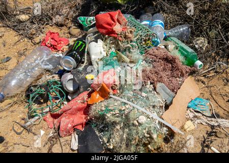 Pollution océanique recueillie sur les plages, pollution due aux plastiques, filets, bouteilles et cordes. Sauver l'océan de la pollution. Collecte des déchets. Banque D'Images