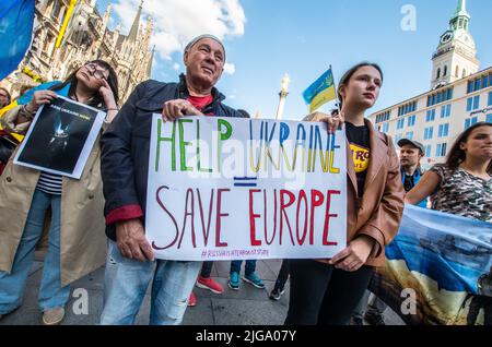 Munich, Bavière, Allemagne. 8th juillet 2022. Aujourd'hui, au cinquième mois de l'invasion complète de l'Ukraine, des réfugiés et des immigrants ukrainiens à Munich, l'Allemagne a démontré une action décisive de la Politik allemande pour soutenir la défense territoriale de l'Ukraine. Les manifestants ont averti que leur pays se battait contre l'invasion finale du reste de l'Europe avec la Moldavie, la Roumanie, les pays baltes et la Pologne dans le danger le plus immédiat tandis que les experts en sécurité voient les fronts dans l'Arctique et les Balkans comme possible. Crédit : ZUMA Press, Inc./Alay Live News Banque D'Images