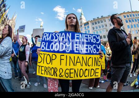 Munich, Bavière, Allemagne. 8th juillet 2022. Aujourd'hui, au cinquième mois de l'invasion complète de l'Ukraine, des réfugiés et des immigrants ukrainiens à Munich, l'Allemagne a démontré une action décisive de la Politik allemande pour soutenir la défense territoriale de l'Ukraine. Les manifestants ont averti que leur pays se battait contre l'invasion finale du reste de l'Europe avec la Moldavie, la Roumanie, les pays baltes et la Pologne dans le danger le plus immédiat tandis que les experts en sécurité voient les fronts dans l'Arctique et les Balkans comme possible. Crédit : ZUMA Press, Inc./Alay Live News Banque D'Images